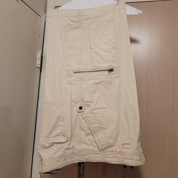 GENTLY USED GUESS CARGO SHORTS, SIZE 36!!! - Picture 1 of 5